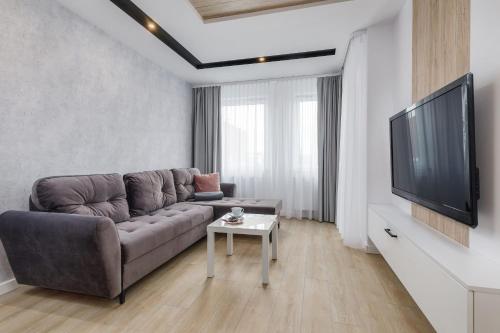 Modern Apartment with Balcony in a Quiet Area by Noclegi Renters
