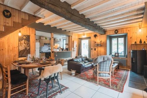 un grand salon avec une table et des chaises dans l'établissement Chez Louise, à Cauterets