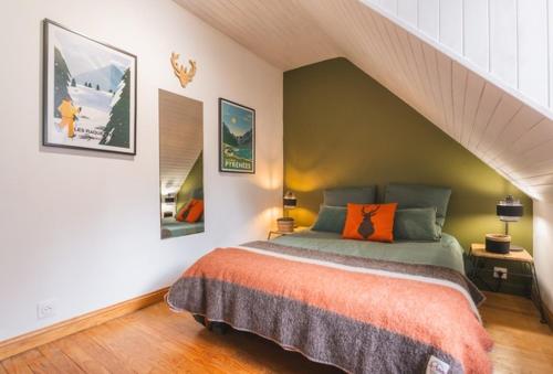 - une chambre mansardée avec un grand lit dans l'établissement Chez Louise, à Cauterets