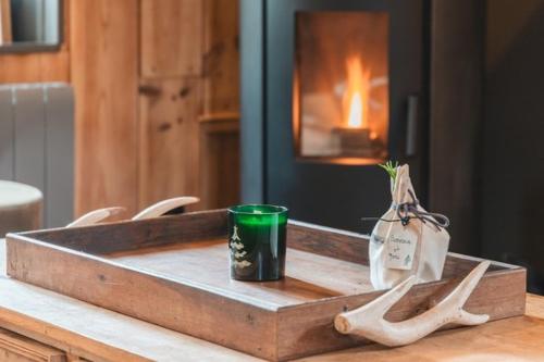un plateau avec une bougie et une paire de chaussures sur une table dans l'établissement Chez Louise, à Cauterets