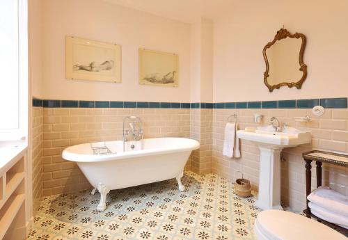 Ένα μπάνιο στο Restored Castle In The Heart Of Loire Valley