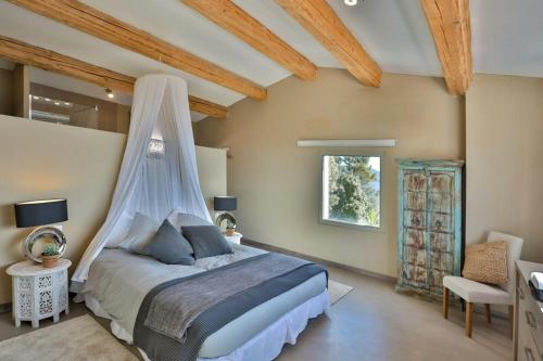 una camera da letto con un letto con zanzariera di Mediterranean Villa With French Riviera Views a Cabris