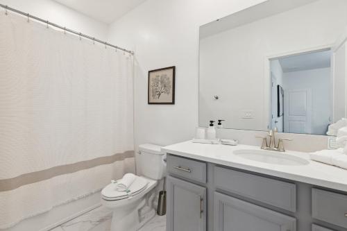 Bilik mandi di Beachside Deluxe