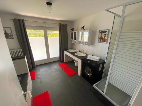 a bathroom with a washing machine and a sink at Café Pension Pfaus 1 fewo-4 Zimmer in Mühlenbach
