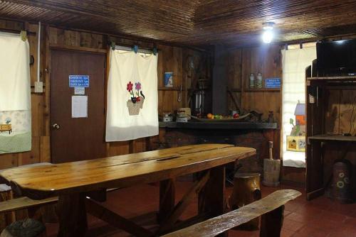 a room with a wooden table and a kitchen at Ecohotel Villa Natalia in Boquía