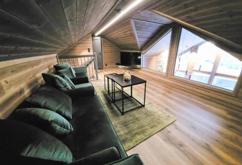 Posezení v ubytování Luxurious Family Cabin By The Ski Trails