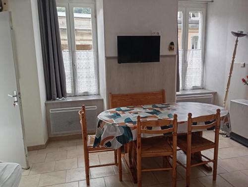 STUDIO 5 personnes N7 LUZ SAINT SAUVEUR draps et serviettes fournis