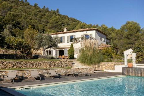 Contemporary Villa With Pool In Provence
