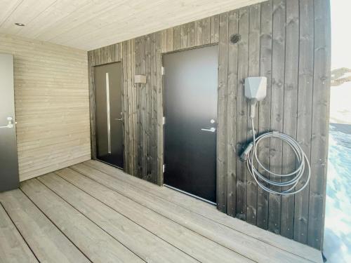 pared de madera con puerta en una habitación en Luxury Cabin With Panoramic Views In Stranda, en Stranda