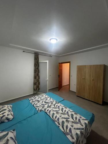 - une chambre avec un grand lit et une armoire en bois dans l'établissement Huge entire private villa, à Temlale