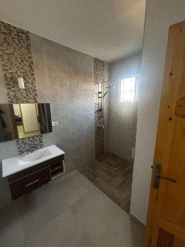 une salle de bain avec lavabo et douche dans l'établissement Huge entire private villa, à Temlale