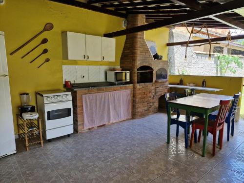 Η κουζίνα ή μικρή κουζίνα στο Paz e sossego em Guapiaçu junto ao rio de águas cristalinas