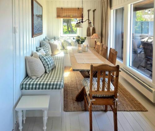 Ruang duduk di Seaside Cabin With Views Over Røssesundet