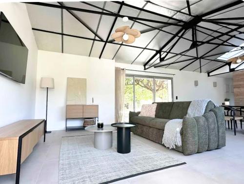 un salon avec un canapé et une table dans l'établissement Peaceful Villa Between Sea And Pyrenees, à Perpignan