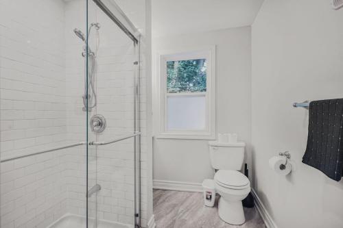 オシャワにあるChic 2 BR Urban Retreat Near Beach Free Parkingのシャワーとトイレ付きの白いバスルーム