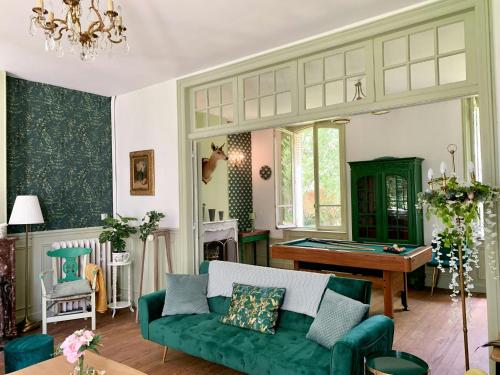 Χώρος καθιστικού στο Historic Residence Near Lyons Forest