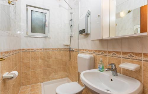 een badkamer met een wit toilet en een wastafel bij Vila Medea sea view by Villas Guide in Medveja