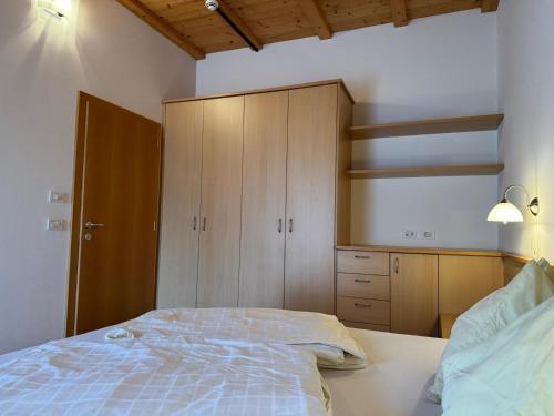 a bedroom with a bed and a wooden cabinet at Residence Linderhof in Naz-Sciaves