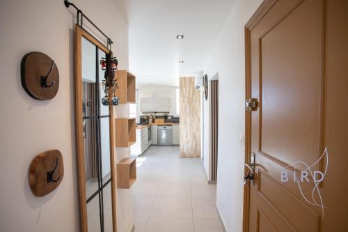 Η κουζίνα ή μικρή κουζίνα στο Cozy 3-room apartment in the heart of the village of Fayence