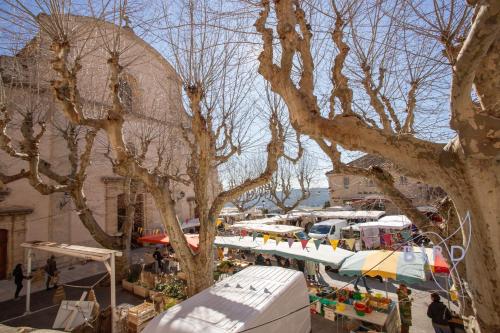 Φωτογραφία από το άλμπουμ του Cozy 3-room apartment in the heart of the village of Fayence σε Fayence