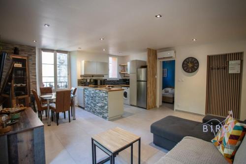 Η κουζίνα ή μικρή κουζίνα στο Cozy 3-room apartment in the heart of the village of Fayence