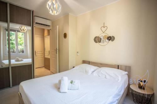 Ένα ή περισσότερα κρεβάτια σε δωμάτιο στο Cozy 3-room apartment in the heart of the village of Fayence