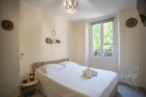 Ένα ή περισσότερα κρεβάτια σε δωμάτιο στο Cozy 3-room apartment in the heart of the village of Fayence