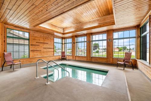 Super 8 by Wyndham La Crosseの敷地内または近くにあるプール