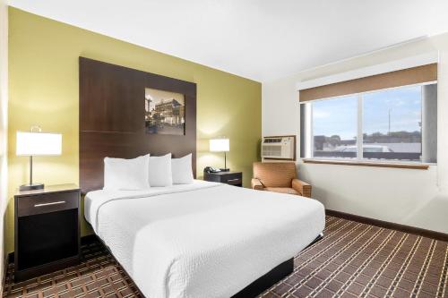ラクロスにあるSuper 8 by Wyndham La Crosseの大きなベッドと窓のあるホテルの部屋