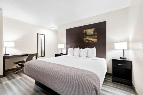 Super 8 by Wyndham La Crosseにあるベッド