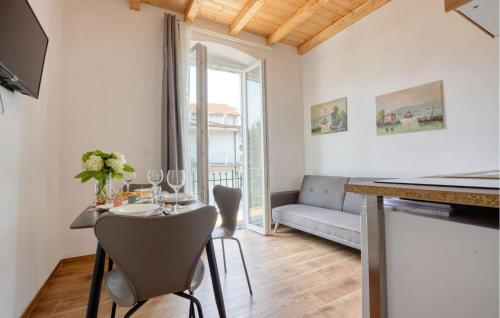 Χώρος καθιστικού στο 1 Bedroom Awesome Apartment In Chiavari
