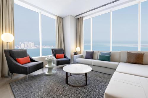 Un lugar para sentarse en Aleph Doha Residences, Curio Collection By Hilton