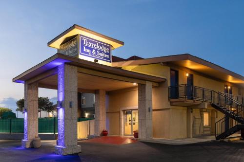 a hotel building with a sign that reads holiday inn suites at Travelodge by Wyndham New Braunfels in New Braunfels