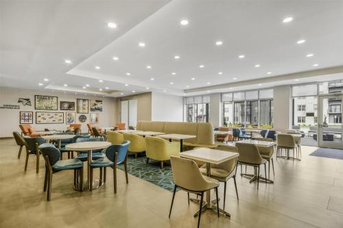 Χώρος καθιστικού στο Home2 Suites By Hilton Cincinnati Midtown Oakley