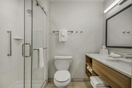 Ένα μπάνιο στο Home2 Suites By Hilton Cincinnati Midtown Oakley