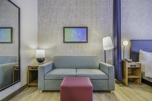 Χώρος καθιστικού στο Home2 Suites By Hilton Cincinnati Midtown Oakley