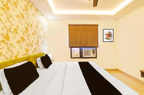 Ένα ή περισσότερα κρεβάτια σε δωμάτιο στο Townhouse Oak Shri Vimaleshwar Mahadev Temple