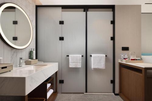 Bilik mandi di Hilton Garden Inn Chengdu Jinniu Yipintianxia