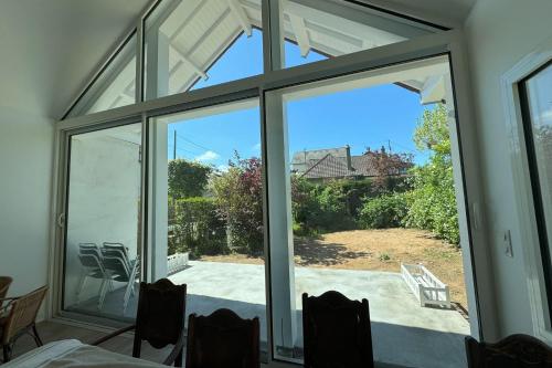 Cette chambre dispose d'une grande fenêtre donnant sur un patio. dans l'établissement Family house by the sea, à Ouistreham