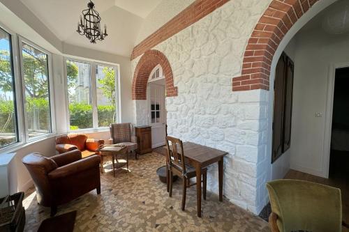 un salon avec un canapé et une table dans l'établissement Family house by the sea, à Ouistreham