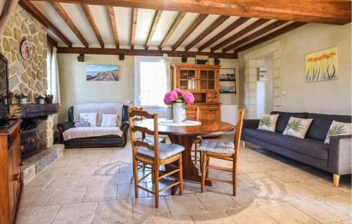 un salon avec une table et un canapé dans l'établissement Holiday Home Lieu Dit La Vieille Place, à La Cambe