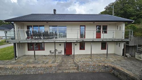 SvanesundにあるLarge house with sauna, playground and close to the beach in Svanesundの家 バルコニー(椅子付)
