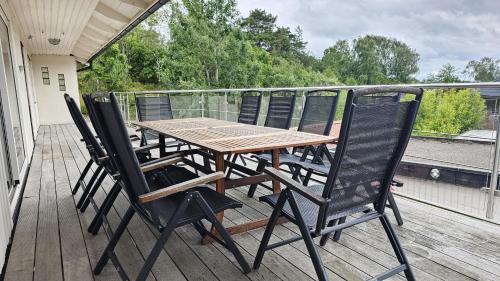 Large house with sauna, playground and close to the beach in Svanesundにあるバルコニーまたはテラス