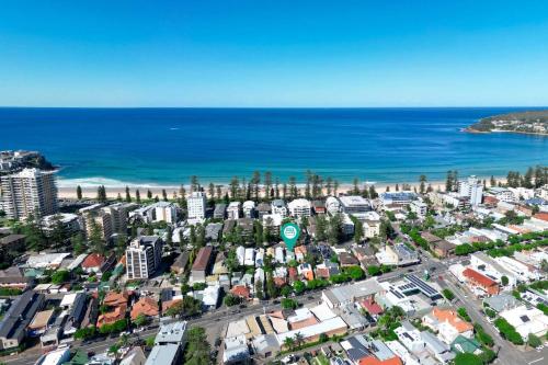 una vista aérea de una ciudad y el océano en Marvelous Manly Home moments from the Beach - NEW, en Sídney