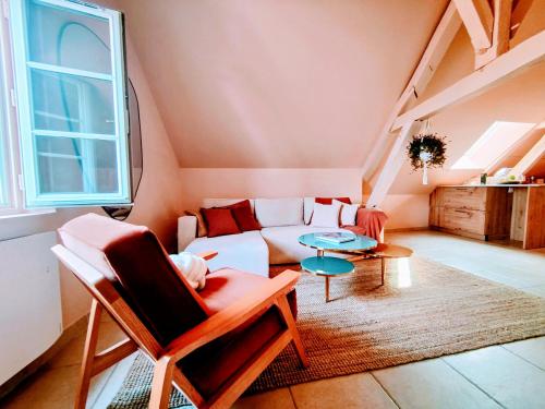 un salon avec un canapé blanc et une table dans l'établissement Faillot - Séjour à Auxerre, à Auxerre