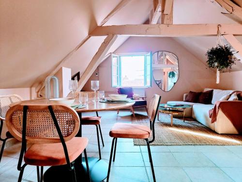 un salon avec une table et des chaises dans l'établissement Faillot - Séjour à Auxerre, à Auxerre