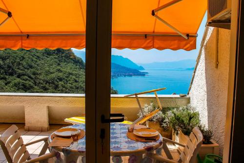 Una mesa en un balcón con vista al mar. en Terrazza sul Lago, en Luino