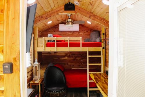Habitación con 2 literas en una casa pequeña en #3 - Amish Built Log Cabin Fishing Hunting Camping cabin, en Toronto