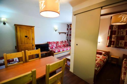 une salle à manger avec une table et un canapé dans l'établissement Résidence Le Cervin - 2 pièces 4/5 pers- WIFI- Le CERVIN- PLAGNE SOLEIL MAE-8044, à Aime La Plagne