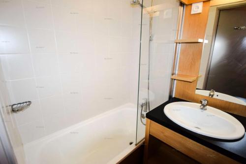 une salle de bain avec un lavabo et une baignoire dans l'établissement Résidence Le Cervin - 2 pièces 4/5 pers- WIFI- Le CERVIN- PLAGNE SOLEIL MAE-8044, à Aime La Plagne